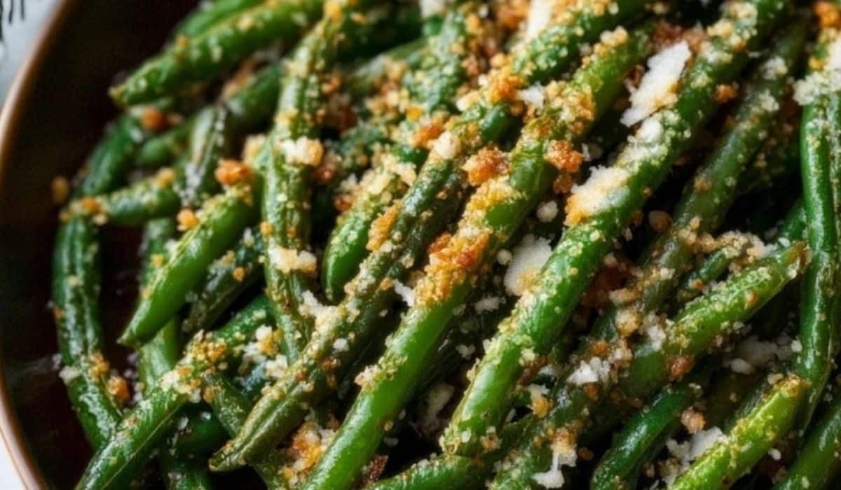 Crispy oven baked green beans with Parmesan topped with golden breadcrumbs